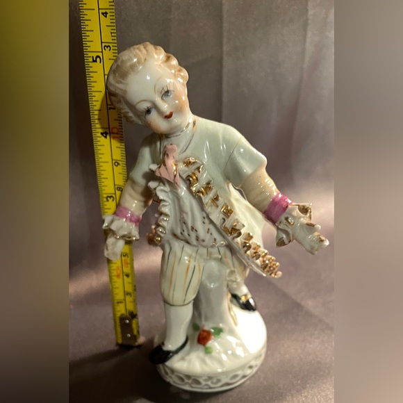 Vintage Colonial Boy Figurine Ruffled Coat, Hand-Painted Wales China Japan. 5” - Picture 2 of 7